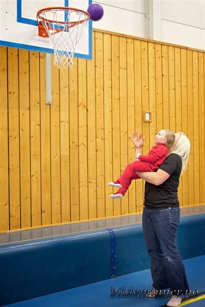 Julianne og mamma spiller basketball :D