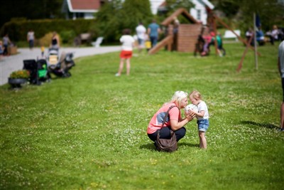 Julianne og mamma leker med fotball :)