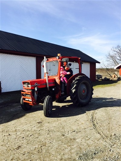 Julianne kjører traktor med bestefar! :D