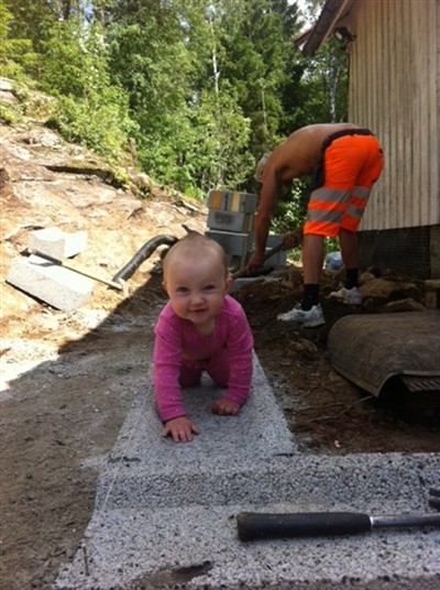 Julianne er med å lager mur <3