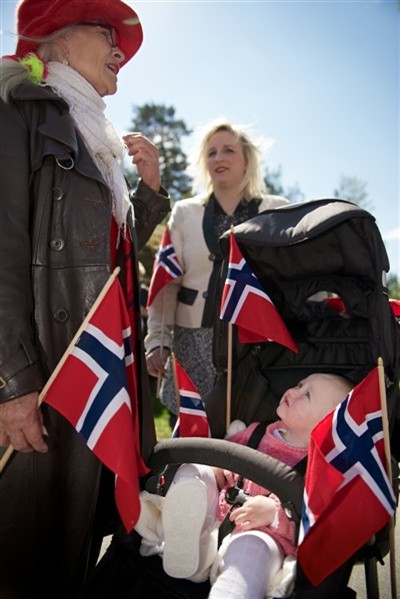 Julianne kikker på bestemor <3