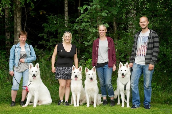 Nanok, Apple, Jeanie og Albin